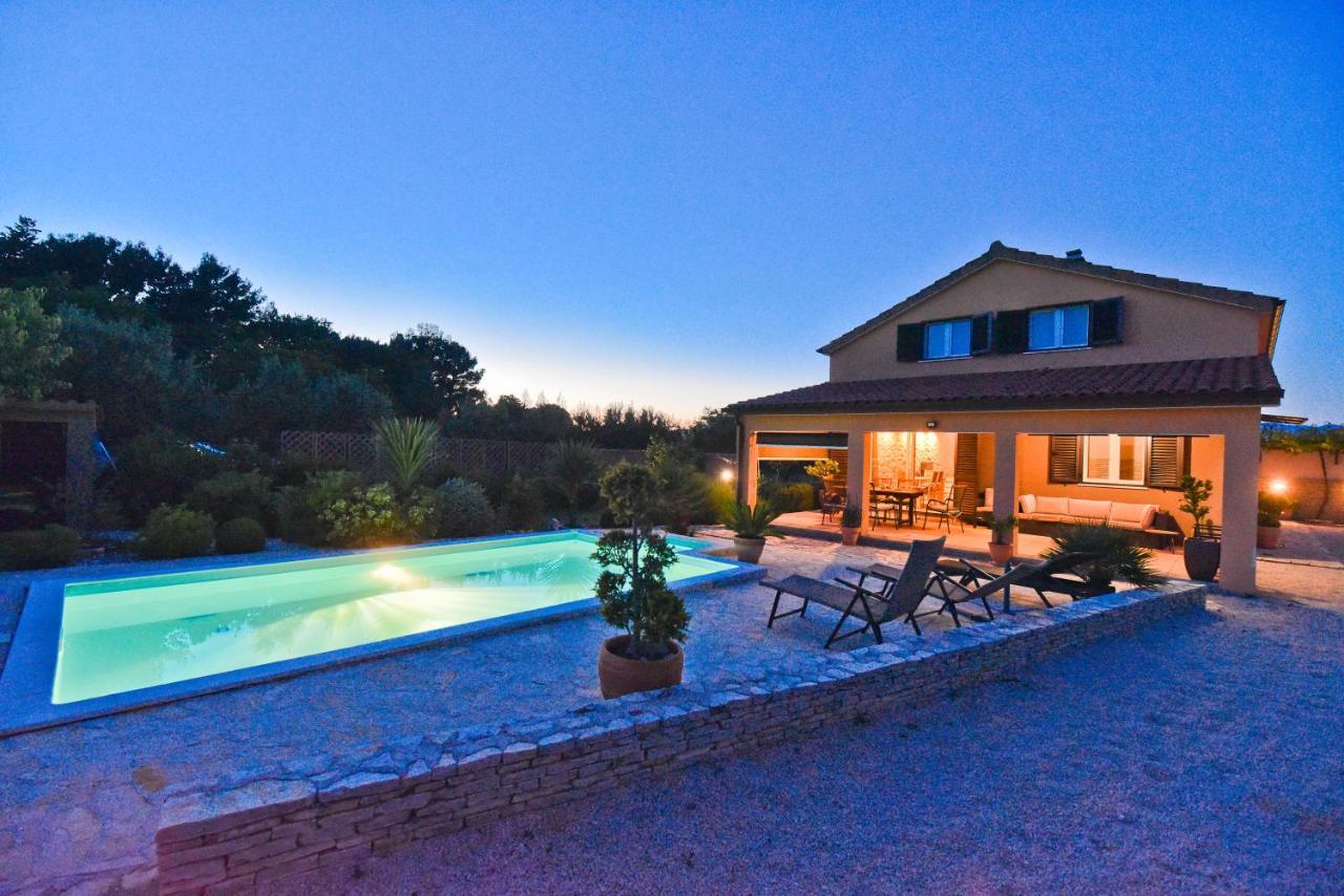 Holiday Home Taras Smilcic エクステリア 写真
