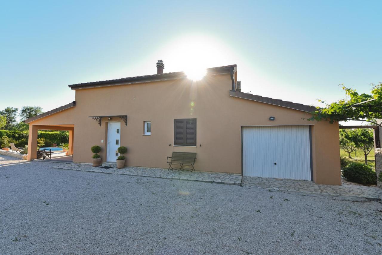 Holiday Home Taras Smilcic エクステリア 写真