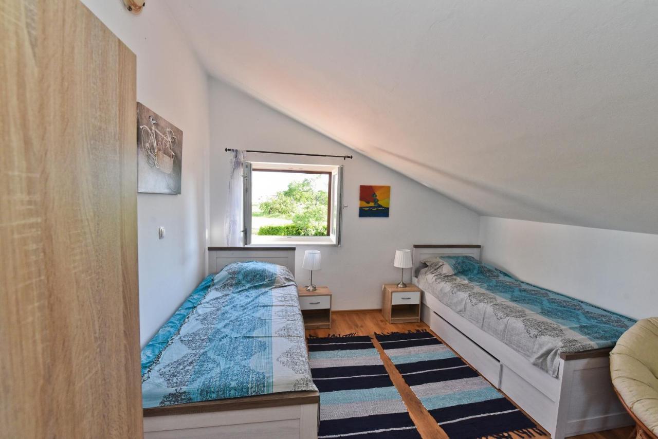 Holiday Home Taras Smilcic エクステリア 写真